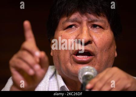 L'ancien président exilé de Bolivie Evo Morales parle de faire pression le lendemain des élections générales en Bolivie sur 19 octobre 2020 à Buenos Aires, en Argentine. LE parti MAS (mouvement vers le socialisme) revendique la victoire de Morales, le candidat choisi à la main Luis Arce alors que le décompte des voix officiel se poursuit. (Photo de Manuel Cortina/NurPhoto) Banque D'Images