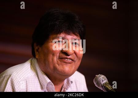 L'ancien président exilé de Bolivie Evo Morales parle de faire pression le lendemain des élections générales en Bolivie sur 19 octobre 2020 à Buenos Aires, en Argentine. LE parti MAS (mouvement vers le socialisme) revendique la victoire de Morales, le candidat choisi à la main Luis Arce alors que le décompte des voix officiel se poursuit. (Photo de Manuel Cortina/NurPhoto) Banque D'Images