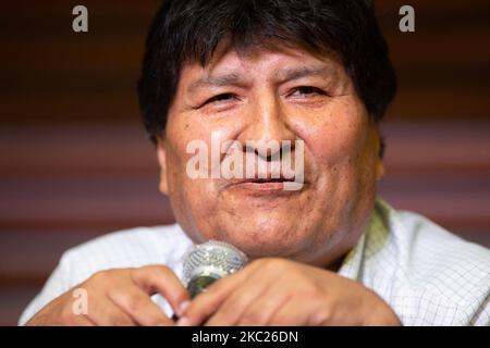 L'ancien président exilé de Bolivie Evo Morales parle de faire pression le lendemain des élections générales en Bolivie sur 19 octobre 2020 à Buenos Aires, en Argentine. LE parti MAS (mouvement vers le socialisme) revendique la victoire de Morales, le candidat choisi à la main Luis Arce alors que le décompte des voix officiel se poursuit. (Photo de Manuel Cortina/NurPhoto) Banque D'Images