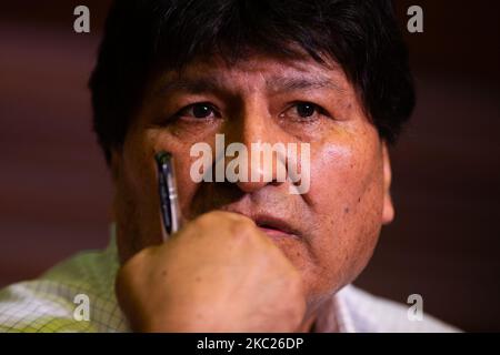 L'ancien président exilé de Bolivie Evo Morales parle de faire pression le lendemain des élections générales en Bolivie sur 19 octobre 2020 à Buenos Aires, en Argentine. LE parti MAS (mouvement vers le socialisme) revendique la victoire de Morales, le candidat choisi à la main Luis Arce alors que le décompte des voix officiel se poursuit. (Photo de Manuel Cortina/NurPhoto) Banque D'Images