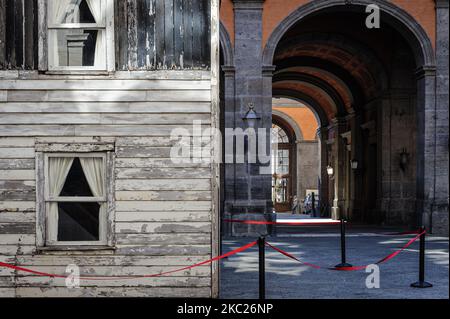 Vue sur la maison des parcs Rosa exposée dans la cour du Palais Royal de Naples, 19 octobre 2020. Le "presque à la maison - le projet Rosa Parks House" est un projet du peintre américain Ryan Mendoza, pour garder vivante la mémoire de Rosa Parks et de tous ceux qui ont vécu dans la maison à un moment dramatique et conflictuel de l'histoire américaine, dont l'identité, Aujourd'hui remis en question par le retour de la question de la vie noire. Le « presque à la maison - le projet Rosa Parks House » sera exposé au Palais royal de Naples jusqu'à 6 janvier 2021. (Photo de Manuel Dorati/NurPhoto) Banque D'Images