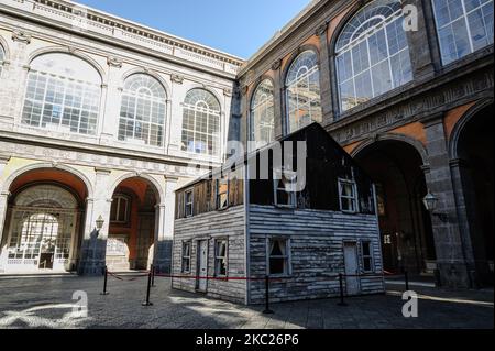 Vue sur la maison des parcs Rosa exposée dans la cour du Palais Royal de Naples, 19 octobre 2020. Le "presque à la maison - le projet Rosa Parks House" est un projet du peintre américain Ryan Mendoza, pour garder vivante la mémoire de Rosa Parks et de tous ceux qui ont vécu dans la maison à un moment dramatique et conflictuel de l'histoire américaine, dont l'identité, Aujourd'hui remis en question par le retour de la question de la vie noire. Le « presque à la maison - le projet Rosa Parks House » sera exposé au Palais royal de Naples jusqu'à 6 janvier 2021. (Photo de Manuel Dorati/NurPhoto) Banque D'Images