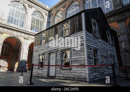 Vue sur la maison des parcs Rosa exposée dans la cour du Palais Royal de Naples, 19 octobre 2020. Le "presque à la maison - le projet Rosa Parks House" est un projet du peintre américain Ryan Mendoza, pour garder vivante la mémoire de Rosa Parks et de tous ceux qui ont vécu dans la maison à un moment dramatique et conflictuel de l'histoire américaine, dont l'identité, Aujourd'hui remis en question par le retour de la question de la vie noire. Le « presque à la maison - le projet Rosa Parks House » sera exposé au Palais royal de Naples jusqu'à 6 janvier 2021. (Photo de Manuel Dorati/NurPhoto) Banque D'Images