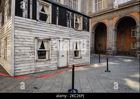 Vue sur la maison des parcs Rosa exposée dans la cour du Palais Royal de Naples, 19 octobre 2020. Le "presque à la maison - le projet Rosa Parks House" est un projet du peintre américain Ryan Mendoza, pour garder vivante la mémoire de Rosa Parks et de tous ceux qui ont vécu dans la maison à un moment dramatique et conflictuel de l'histoire américaine, dont l'identité, Aujourd'hui remis en question par le retour de la question de la vie noire. Le « presque à la maison - le projet Rosa Parks House » sera exposé au Palais royal de Naples jusqu'à 6 janvier 2021. (Photo de Manuel Dorati/NurPhoto) Banque D'Images