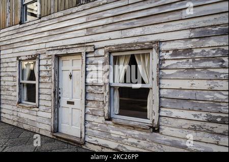 Vue sur la maison des parcs Rosa exposée dans la cour du Palais Royal de Naples, 19 octobre 2020. Le "presque à la maison - le projet Rosa Parks House" est un projet du peintre américain Ryan Mendoza, pour garder vivante la mémoire de Rosa Parks et de tous ceux qui ont vécu dans la maison à un moment dramatique et conflictuel de l'histoire américaine, dont l'identité, Aujourd'hui remis en question par le retour de la question de la vie noire. Le « presque à la maison - le projet Rosa Parks House » sera exposé au Palais royal de Naples jusqu'à 6 janvier 2021. (Photo de Manuel Dorati/NurPhoto) Banque D'Images