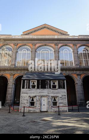 Vue sur la maison des parcs Rosa exposée dans la cour du Palais Royal de Naples, 19 octobre 2020. Le "presque à la maison - le projet Rosa Parks House" est un projet du peintre américain Ryan Mendoza, pour garder vivante la mémoire de Rosa Parks et de tous ceux qui ont vécu dans la maison à un moment dramatique et conflictuel de l'histoire américaine, dont l'identité, Aujourd'hui remis en question par le retour de la question de la vie noire. Le « presque à la maison - le projet Rosa Parks House » sera exposé au Palais royal de Naples jusqu'à 6 janvier 2021. (Photo de Manuel Dorati/NurPhoto) Banque D'Images