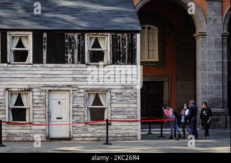 Vue sur la maison des parcs Rosa exposée dans la cour du Palais Royal de Naples, 19 octobre 2020. Le "presque à la maison - le projet Rosa Parks House" est un projet du peintre américain Ryan Mendoza, pour garder vivante la mémoire de Rosa Parks et de tous ceux qui ont vécu dans la maison à un moment dramatique et conflictuel de l'histoire américaine, dont l'identité, Aujourd'hui remis en question par le retour de la question de la vie noire. Le « presque à la maison - le projet Rosa Parks House » sera exposé au Palais royal de Naples jusqu'à 6 janvier 2021. (Photo de Manuel Dorati/NurPhoto) Banque D'Images