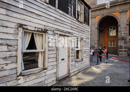 Vue sur la maison des parcs Rosa exposée dans la cour du Palais Royal de Naples, 19 octobre 2020. Le "presque à la maison - le projet Rosa Parks House" est un projet du peintre américain Ryan Mendoza, pour garder vivante la mémoire de Rosa Parks et de tous ceux qui ont vécu dans la maison à un moment dramatique et conflictuel de l'histoire américaine, dont l'identité, Aujourd'hui remis en question par le retour de la question de la vie noire. Le « presque à la maison - le projet Rosa Parks House » sera exposé au Palais royal de Naples jusqu'à 6 janvier 2021. (Photo de Manuel Dorati/NurPhoto) Banque D'Images