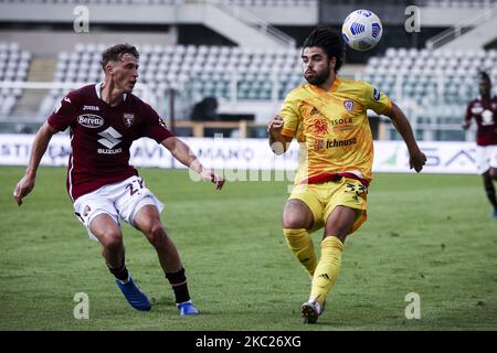 Cagliari avant Riccardo Sottil (33) lutte pour le bal contre le défenseur de Turin Mergim Vojvoda (27) pendant la série A football match n.4 TORINO - CAGLIARI sur 18 octobre 2020 au Stadio Olimpico Grande Torino à Turin, Piémont, Italie. Résultat final: Torino-Cagliari 2-3. (Photo de Matteo Bottanelli/NurPhoto) Banque D'Images