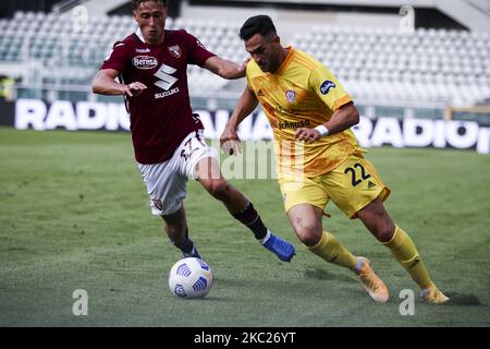 Le défenseur de Cagliari Charalampos Lykogiannis (22) lutte pour le bal contre le défenseur de Torino Mergim Vojvoda (27) lors de la série Un match de football n.4 TORINO - CAGLIARI sur 18 octobre 2020 au Stadio Olimpico Grande Torino à Turin, Piémont, Italie. Résultat final: Torino-Cagliari 2-3. (Photo de Matteo Bottanelli/NurPhoto) Banque D'Images