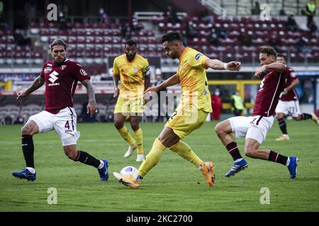 Le défenseur de Cagliari Charalampos Lykogiannis (22) lutte pour le bal contre le défenseur de Turin Mergim Vojvoda (27) et le défenseur de Turin Lyanco (4) lors de la série Un match de football n.4 TORINO - CAGLIARI sur 18 octobre 2020 au Stadio Olimpico Grande Torino à Turin, Piémont, Italie. Résultat final: Torino-Cagliari 2-3. (Photo de Matteo Bottanelli/NurPhoto) Banque D'Images