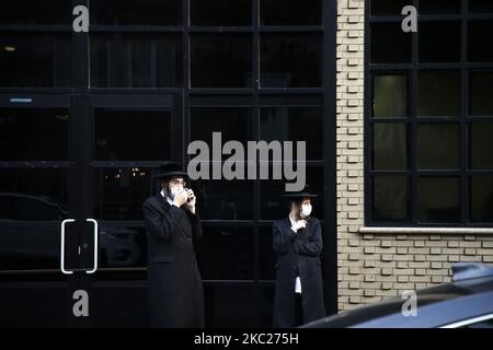 Les adorateurs de la synagogue de la Congrégation Yetev Lev d'atmar se rassemblent à l'extérieur du quartier de Williamsburg dans le quartier de Brooklyn sur 19 octobre,2020. Un mariage a été ordonné la fermeture, incité par les autorités de la ville et de l'état après qu'il a été pensé qu'il attirerait plus de 10 000 congrégants. Récemment, les frictions entre les autorités municipales et la communauté orthodoxe sont devenues importantes, car les autorités ont placé la communauté densément peuplée en isolement cellulaire dans un contexte de pic dans les cas de Covid-19. (Photo de John Lamparski/NurPhoto) Banque D'Images