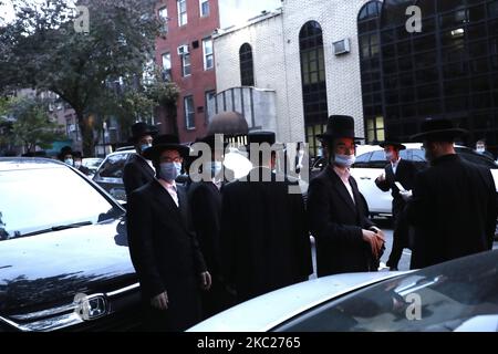 Les adorateurs de la synagogue de la Congrégation Yetev Lev d'atmar se rassemblent à l'extérieur du quartier de Williamsburg dans le quartier de Brooklyn sur 19 octobre,2020. Un mariage a été ordonné la fermeture, incité par les autorités de la ville et de l'état après qu'il a été pensé qu'il attirerait plus de 10 000 congrégants. Récemment, les frictions entre les autorités municipales et la communauté orthodoxe sont devenues importantes, car les autorités ont placé la communauté densément peuplée en isolement cellulaire dans un contexte de pic dans les cas de Covid-19. (Photo de John Lamparski/NurPhoto) Banque D'Images