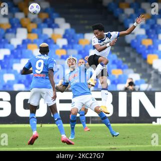 Johan Mojica d'Atalanta BC saute pour le ballon pendant la série Un match entre SSC Napoli et Atalanta BC au Stadio San Paolo, Naples, Italie, le 17 octobre 2020. (Photo de Giuseppe Maffia/NurPhoto) Banque D'Images