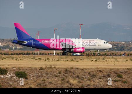 Un avion Airbus A320-200 de la compagnie aérienne Wizz Air Budget vu pendant le transport au sol, le décollage, la rotation et le vol face à face en partant de la capitale grecque, l'aéroport international d'Athènes ATH LGAV. L'avion Airbus A320 à corps étroit est immatriculé HA-LPL et est équipé de 2x moteurs IAE. Wizzair est une compagnie aérienne européenne très économique basée à Budapest Hongrie avec une flotte de 135 avions et desservant 150 destinations. Au cours de l'été 2020, le trafic de passagers a chuté à l'échelle mondiale en raison de la pandémie du coronavirus Covid-19, affectant également l'industrie touristique grecque qui représente un revenu important pour le PIB Banque D'Images