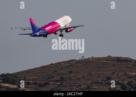 Un avion Airbus A320-200 de la compagnie aérienne Wizz Air Budget vu pendant le transport au sol, le décollage, la rotation et le vol face à face en partant de la capitale grecque, l'aéroport international d'Athènes ATH LGAV. L'avion Airbus A320 à corps étroit est immatriculé HA-LPL et est équipé de 2x moteurs IAE. Wizzair est une compagnie aérienne européenne très économique basée à Budapest Hongrie avec une flotte de 135 avions et desservant 150 destinations. Au cours de l'été 2020, le trafic de passagers a chuté à l'échelle mondiale en raison de la pandémie du coronavirus Covid-19, affectant également l'industrie touristique grecque qui représente un revenu important pour le PIB Banque D'Images