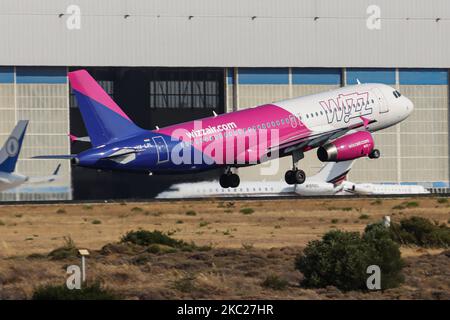 Un avion Airbus A320-200 de la compagnie aérienne Wizz Air Budget vu pendant le transport au sol, le décollage, la rotation et le vol face à face en partant de la capitale grecque, l'aéroport international d'Athènes ATH LGAV. L'avion Airbus A320 à corps étroit est immatriculé HA-LPL et est équipé de 2x moteurs IAE. Wizzair est une compagnie aérienne européenne très économique basée à Budapest Hongrie avec une flotte de 135 avions et desservant 150 destinations. Au cours de l'été 2020, le trafic de passagers a chuté à l'échelle mondiale en raison de la pandémie du coronavirus Covid-19, affectant également l'industrie touristique grecque qui représente un revenu important pour le PIB Banque D'Images