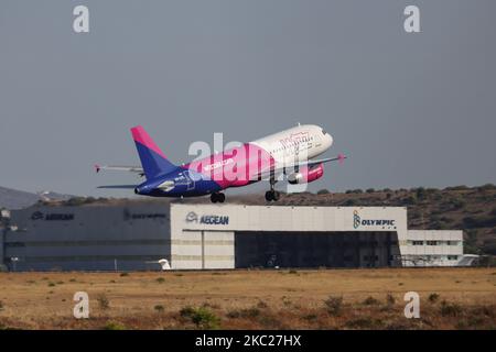 Un avion Airbus A320-200 de la compagnie aérienne Wizz Air Budget vu pendant le transport au sol, le décollage, la rotation et le vol face à face en partant de la capitale grecque, l'aéroport international d'Athènes ATH LGAV. L'avion Airbus A320 à corps étroit est immatriculé HA-LPL et est équipé de 2x moteurs IAE. Wizzair est une compagnie aérienne européenne très économique basée à Budapest Hongrie avec une flotte de 135 avions et desservant 150 destinations. Au cours de l'été 2020, le trafic de passagers a chuté à l'échelle mondiale en raison de la pandémie du coronavirus Covid-19, affectant également l'industrie touristique grecque qui représente un revenu important pour le PIB Banque D'Images