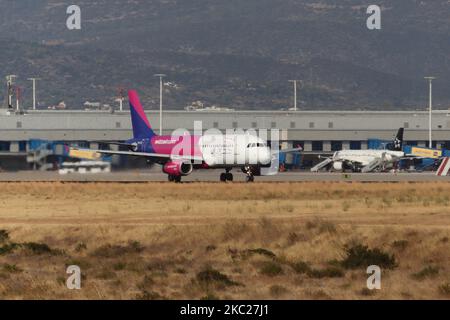 Un avion Airbus A320-200 de la compagnie aérienne Wizz Air Budget vu en face du terminal de l'aéroport pendant le transport au sol, le décollage, la rotation et le vol face à face en partant de la capitale grecque, l'aéroport international d'Athènes ATH LGAV. L'avion Airbus A320 à corps étroit est immatriculé HA-LPL et est équipé de 2x moteurs IAE. Wizzair est une compagnie aérienne européenne très économique basée à Budapest Hongrie avec une flotte de 135 avions et desservant 150 destinations. Au cours de l'été 2020, le trafic de passagers a chuté à l'échelle mondiale en raison de la pandémie du coronavirus Covid-19, affectant également l'industrie touristique grecque TH Banque D'Images