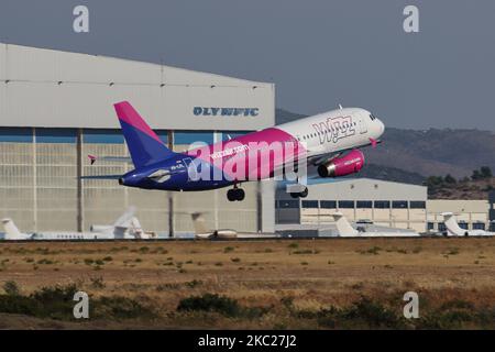 Un avion Airbus A320-200 de la compagnie aérienne Wizz Air Budget vu pendant le transport au sol, le décollage, la rotation et le vol face à face en partant de la capitale grecque, l'aéroport international d'Athènes ATH LGAV. L'avion Airbus A320 à corps étroit est immatriculé HA-LPL et est équipé de 2x moteurs IAE. Wizzair est une compagnie aérienne européenne très économique basée à Budapest Hongrie avec une flotte de 135 avions et desservant 150 destinations. Au cours de l'été 2020, le trafic de passagers a chuté à l'échelle mondiale en raison de la pandémie du coronavirus Covid-19, affectant également l'industrie touristique grecque qui représente un revenu important pour le PIB Banque D'Images