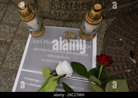 Les membres de la KOD (Commission de défense de la démocratie) commémorent le troisième anniversaire de la mort de Piotr Szcz?sny lors de la veillée aux chandelles sur la place du marché principal de Cracovie. Piotr Szczesny, chimiste polonais, s'est mis en feu sur 19 octobre 2017, pour protester contre la politique du parti droit et Justice au pouvoir et contre la discrimination politique (racisme, homophobie et autres formes) dans la vie sociale polonaise. Il mourut 10 jours plus tard à l'hôpital sur 29 octobre 2017 sans retrouver la conscience. Lundi, 19 octobre 2020, à Cracovie, petite Pologne Voivodeship, Pologne. (Photo par Art Banque D'Images