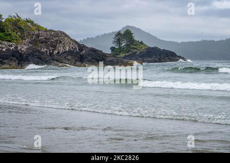 Une belle photo de vagues qui arrivent sur la plage MacKenzie à Tofino, Canada Banque D'Images