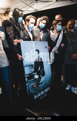 Environ 6 000 personnes se sont rassemblées en face du Collège Bois d'Aulne à Conflans Saint-Honorine, une banlieue de Paris, sur 20 octobre 2020, pour participer à une marche blanche en l'honneur de Samuel Paty, professeur d'histoire au Collège, Qui a été décapité dans une attaque contre 16 octobre pour avoir montré des caricatures du prophète Mahomet pendant un cours sur la liberté d'expression. Des parents et des collègues se réunissent autour d'un portrait de Samuel Paty à la fin de la cérémonie. (Photo de Samuel Boivin/NurPhoto) Banque D'Images