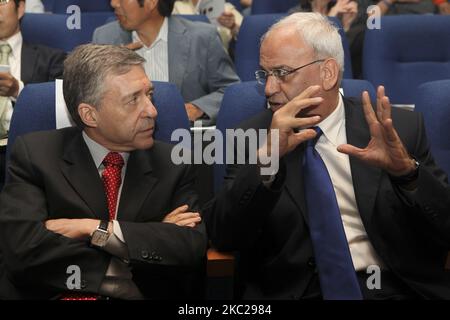 Saeb Erekat (à droite), homme politique et diplomate palestinien de haut rang, s'est entretenir avec l'ancien ministre du gouvernement israélien Yossi Beilin lors d'une conférence organisée par l'organisation de l'Initiative de Genève à tel-Aviv, Israël, le 16 mai 2011. Saeb Erekat, homme politique et diplomate palestinien de haut rang, est dans un état critique avec le COVID-19 après avoir été hospitalisé au centre médical israélien d'Hadassah à Jérusalem le dimanche 18 octobre 2020. (Photo de Mati Milstein/NurPhoto) Banque D'Images