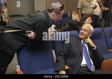 Saeb Erekat (à droite), homme politique et diplomate palestinien de haut rang, discutant avec un israélien lors d'une conférence organisée par l'organisation de l'Initiative de Genève à tel-Aviv, Israël, le 16 mai 2011. Saeb Erekat, homme politique et diplomate palestinien de haut rang, est dans un état critique avec le COVID-19 après avoir été hospitalisé au centre médical israélien d'Hadassah à Jérusalem le dimanche 18 octobre 2020. (Photo de Mati Milstein/NurPhoto) Banque D'Images