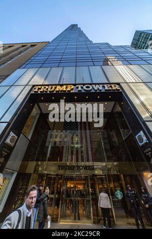 Vue panoramique de l'entrée principale avec l'inscription « Trump Tower » dans la ville de New York aux États-Unis. Le gratte-ciel de 58 étages de la Cinquième Avenue à Midtown Manhattan abrite le siège de Trump Organization et la résidence de condominium de grand standing du président américain Donald Trump, qui est également un homme d'affaires et un promoteur immobilier. Le bâtiment a été conçu par Der Scutt dans une architecture moderniste avec façade en verre et en escalier à l'édifice, la construction a commencé en 1979 à New York. New York, Etats-Unis le 2020 février (photo de Nicolas Economou/NurPhoto) Banque D'Images