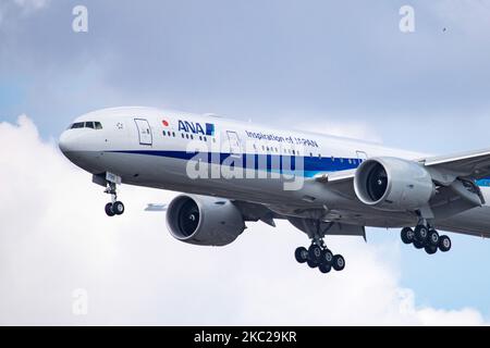 Tous les Boeing 777-300ER de Nippon Airways vus en approche finale avec train d'atterrissage étendu, en vol et prêt pour l'atterrissage à l'aéroport international LHR EGLL de Londres Heathrow, en Angleterre, au Royaume-Uni. L'avion long-courrier à corps large est en vol depuis juin 2019, a l'enregistrement JA795A et est alimenté par 2x moteurs de jet GE. ANA NH est la plus grande compagnie aérienne du Japon, basée dans les aéroports de Tokyo Narita et Haneda et membre du groupe d'aviation Star Alliance. Londres Heathrow, Royaume-Uni sur 19 mars 2020 (photo de Nicolas Economou/NurPhoto) Banque D'Images