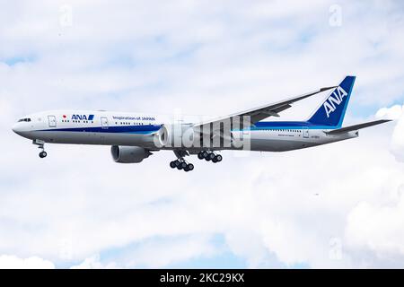 Tous les Boeing 777-300ER de Nippon Airways vus en approche finale avec train d'atterrissage étendu, en vol et prêt pour l'atterrissage à l'aéroport international LHR EGLL de Londres Heathrow, en Angleterre, au Royaume-Uni. L'avion long-courrier à corps large est en vol depuis juin 2019, a l'enregistrement JA795A et est alimenté par 2x moteurs de jet GE. ANA NH est la plus grande compagnie aérienne du Japon, basée dans les aéroports de Tokyo Narita et Haneda et membre du groupe d'aviation Star Alliance. Londres Heathrow, Royaume-Uni sur 19 mars 2020 (photo de Nicolas Economou/NurPhoto) Banque D'Images