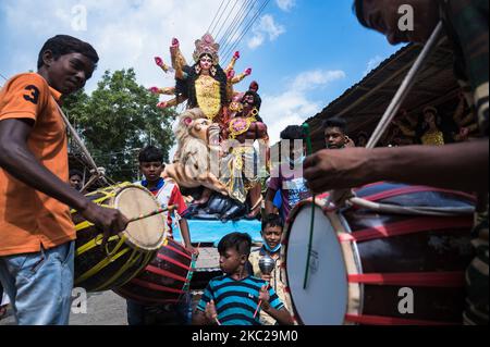 Un jour avant le début du plus grand festival du Bengale, la haute Cour de Calcutta a assoupli aujourd'hui son ordre qui a déclaré Durga Puja « zones d'entrée non-entrée » pour les visiteurs dans le contexte de la nouvelle pandémie de coronavirus. Le tribunal a permis aujourd'hui l'entrée de jusqu'à 45 organisateurs à la fois; les batteurs traditionnels, communément appelés Dhakis, seront autorisés à se produire juste en dehors de la zone de non-entrée. Cependant, pour les visiteurs, les pandas sont toujours hors limites. Des préparatifs de dernière minute sont faits pour amener les divinités au pantal de Puja. Sur 21 octobre 2020 à Tehatta, Nadia, Bengale-Occidental, Inde. (Photo de Soumyabrata Roy/NurPho Banque D'Images