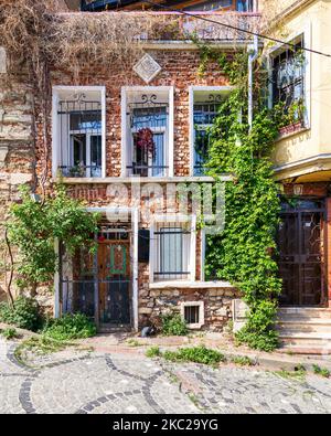 Belles vieilles maisons traditionnelles en briques rouges dans le vieux quartier de Balat, un jour d'été, Istanbul, Turquie Banque D'Images