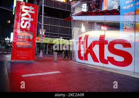 Vue sur le stand tkts de Times Square. Broadway League prolonge Shutdown jusqu'en juin 2021. La ville de New York poursuit la phase 4 de réouverture à la suite des restrictions imposées pour ralentir la propagation du coronavirus à 21 octobre 2020, dans la ville de New York. La quatrième phase permet les arts et le divertissement de plein air, les événements sportifs sans fans et la production de médias. (Photo de John Nacion/NurPhoto) Banque D'Images