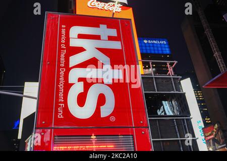 Vue sur le stand tkts de Times Square. Broadway League prolonge Shutdown jusqu'en juin 2021. La ville de New York poursuit la phase 4 de réouverture à la suite des restrictions imposées pour ralentir la propagation du coronavirus à 21 octobre 2020, dans la ville de New York. La quatrième phase permet les arts et le divertissement de plein air, les événements sportifs sans fans et la production de médias. (Photo de John Nacion/NurPhoto) Banque D'Images