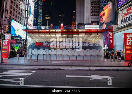 Vue sur le stand tkts de Times Square. Broadway League prolonge Shutdown jusqu'en juin 2021. La ville de New York poursuit la phase 4 de réouverture à la suite des restrictions imposées pour ralentir la propagation du coronavirus à 21 octobre 2020, dans la ville de New York. La quatrième phase permet les arts et le divertissement de plein air, les événements sportifs sans fans et la production de médias. (Photo de John Nacion/NurPhoto) Banque D'Images