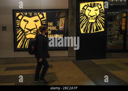 Vue sur un panneau d'affichage de Broadway du Roi Lion. Broadway League prolonge Shutdown jusqu'en juin 2021. La ville de New York poursuit la phase 4 de réouverture à la suite des restrictions imposées pour ralentir la propagation du coronavirus à 21 octobre 2020, dans la ville de New York. La quatrième phase permet les arts et le divertissement de plein air, les événements sportifs sans fans et la production de médias. (Photo de John Nacion/NurPhoto) Banque D'Images