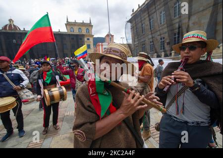 Syndicats éducatifs, étudiants, Et des tribus du sud-ouest de la Colombie qui font partie de la nation Minga, protestent contre le gouvernement du président Ivan Duque Marquez, les massacres dans le pays, la mise en œuvre du processus de paix et la sécurité sur les territoires autochtones sur 21 octobre 2020 à Bogota, en Colombie. Des manifestations où elles ont réussi pacifiquement. (Photo par Sebastian Barros/NurPhoto) Banque D'Images