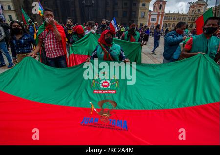 Syndicats éducatifs, étudiants, Et des tribus du sud-ouest de la Colombie qui font partie de la nation Minga, protestent contre le gouvernement du président Ivan Duque Marquez, les massacres dans le pays, la mise en œuvre du processus de paix et la sécurité sur les territoires autochtones sur 21 octobre 2020 à Bogota, en Colombie. Des manifestations où elles ont réussi pacifiquement. (Photo par Sebastian Barros/NurPhoto) Banque D'Images