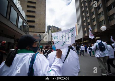 Syndicats éducatifs, étudiants, Et des tribus du sud-ouest de la Colombie qui font partie de la nation Minga, protestent contre le gouvernement du président Ivan Duque Marquez, les massacres dans le pays, la mise en œuvre du processus de paix et la sécurité sur les territoires autochtones sur 21 octobre 2020 à Bogota, en Colombie. Des manifestations où elles ont réussi pacifiquement. (Photo par Sebastian Barros/NurPhoto) Banque D'Images