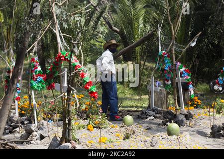 L'organisation de la Tradition Chinampa (Chinampa est une technique utilisée dans l'agriculture méso-américaine principalement dans les lacs), a fait une présentation du jour des offrandes morts afin de maintenir vivante cette pratique ancestrale. Sur 21 octobre 2020 à Mexico, Mexique. (Photo par Cristian Leyva/NurPhoto) Banque D'Images