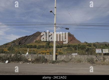 Vue panoramique sur les champs de fleurs de cempasúchil dans la propriété Las Calabacitas, située dans le bureau du maire de Tláhuac, Mexico, à la veille du jour des morts au Mexique. La visite traditionnelle des panthéons à l'occasion de cette célébration ne peut pas être effectuée de 31 octobre à 2 novembre, car la plupart d'entre eux resteront fermés comme mesure préventive pour la COVID-19. Pour cette raison, certaines personnes avaient prévu de visiter divers établissements pour acheter des fleurs marigold, des bougies, du pain des morts et du papel picado dans le cadre de l'assemblage des offrandes dédiées à leur défunt. Sur 2 octobre Banque D'Images