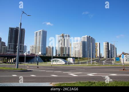 Biélorussie, Minsk - 20 octobre 2022 : maisons modernes dans le monde de Minsk en plein soleil Banque D'Images