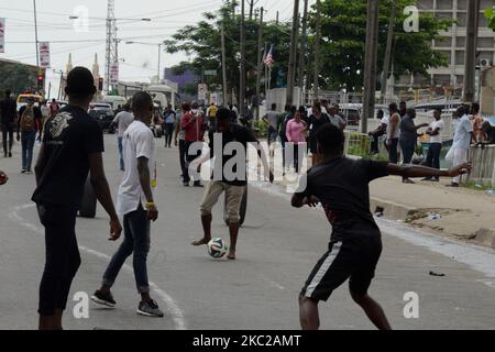 Les jeunes garçons jouent au football sur la route tandis que les jeunes poursuivent leur manifestation #ENDSARS à Lagos, au Nigeria, lundi, à 19 octobre 2020. Les manifestants appellent à la destruction de l'unité de police, connue sous le nom de Special anti-cambriolage Squad (SRAS), au sujet du harcèlement incessant, de la brutalité et de l'assassinat de Nigérians innocents de l'escadron. Photo d'Adekunle Ajayi (photo d'Adekunle Ajayi/NurPhoto) Banque D'Images