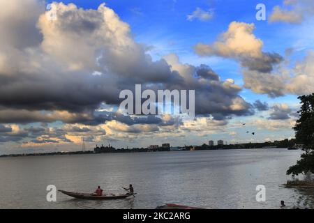 Un bateau de pêcheur passe devant un hôtel flottant sur la rivière Hooghly, un distributeur de la rivière Ganges, à Kolkata, dans l'est de l'état indien du Bengale occidental, mercredi 21 octobre 2020. (Photo de Debajyoti Chakraborty/NurPhoto) Banque D'Images