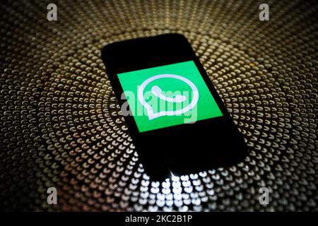 Le logo WhatsApp affiché sur l'écran d'un téléphone est illustré sur cette photo prise sur 21 octobre 2020 à Cracovie, en Pologne. (Photo Illustration par Jakub Porzycki/NurPhoto) Banque D'Images