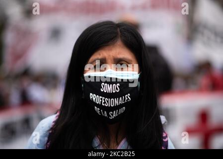 Le personnel de santé réclame la professionnalisation de son travail, dans le cadre de la pandémie du coronavirus 19, lors d'une manifestation à Buenos Aires, en Argentine, sur 21 octobre 2020. (Photo de Manuel Cortina/NurPhoto) Banque D'Images