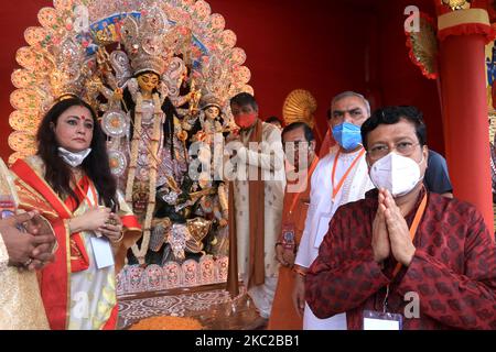 kailash Vijayvargiya, secrétaire national du BJP à côté de la présidente de l'aile féminine du BJP au Bengale occidental Aginimitra Paul, Sabyasachi Dutta, le Premier ministre Narendra Modi inaugurera Durga Puja Pandals à Kolkata par vidéoconférence aujourd'hui alors que les célébrations de cinq jours débuteront au Bengale occidental dans le contexte de la pandémie. Le BJP affirme avoir pris des dispositions élaborées pour la visualisation en direct de l'adresse virtuelle de PM Modi au peuple. Des écrans de télévision ont été installés dans les 78 000 zones du stand d'élection à travers l'État. Le premier ministre inaugurera pratiquement un pantal que BJP a établi à Salt Lake à Kolkata à A. Banque D'Images