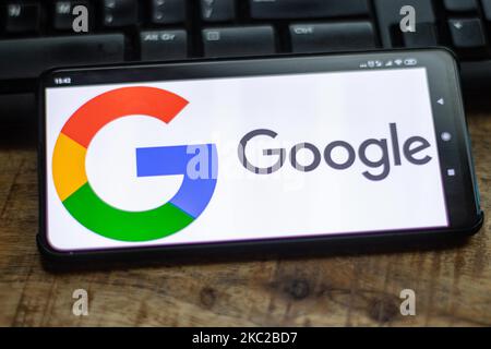 Logo Google gros plan affiché sur l'écran d'un téléphone, smartphone sur un clavier est vu dans cette illustration à exposition multiple, le symbole de l'entreprise est mondialement reconnu. Google, LLC est un géant américain de la technologie, une société multinationale de technologie qui se spécialise dans les services et les produits liés à Internet, qui comprennent des technologies de publicité en ligne, un moteur de recherche, le cloud computing, les logiciels, et le matériel. Il est considéré comme l'une des quatre grandes entreprises technologiques aux États-Unis . Amsterdam, pays-Bas sur 22 octobre 2020 (photo de Nicolas Economou/NurPhoto) Banque D'Images